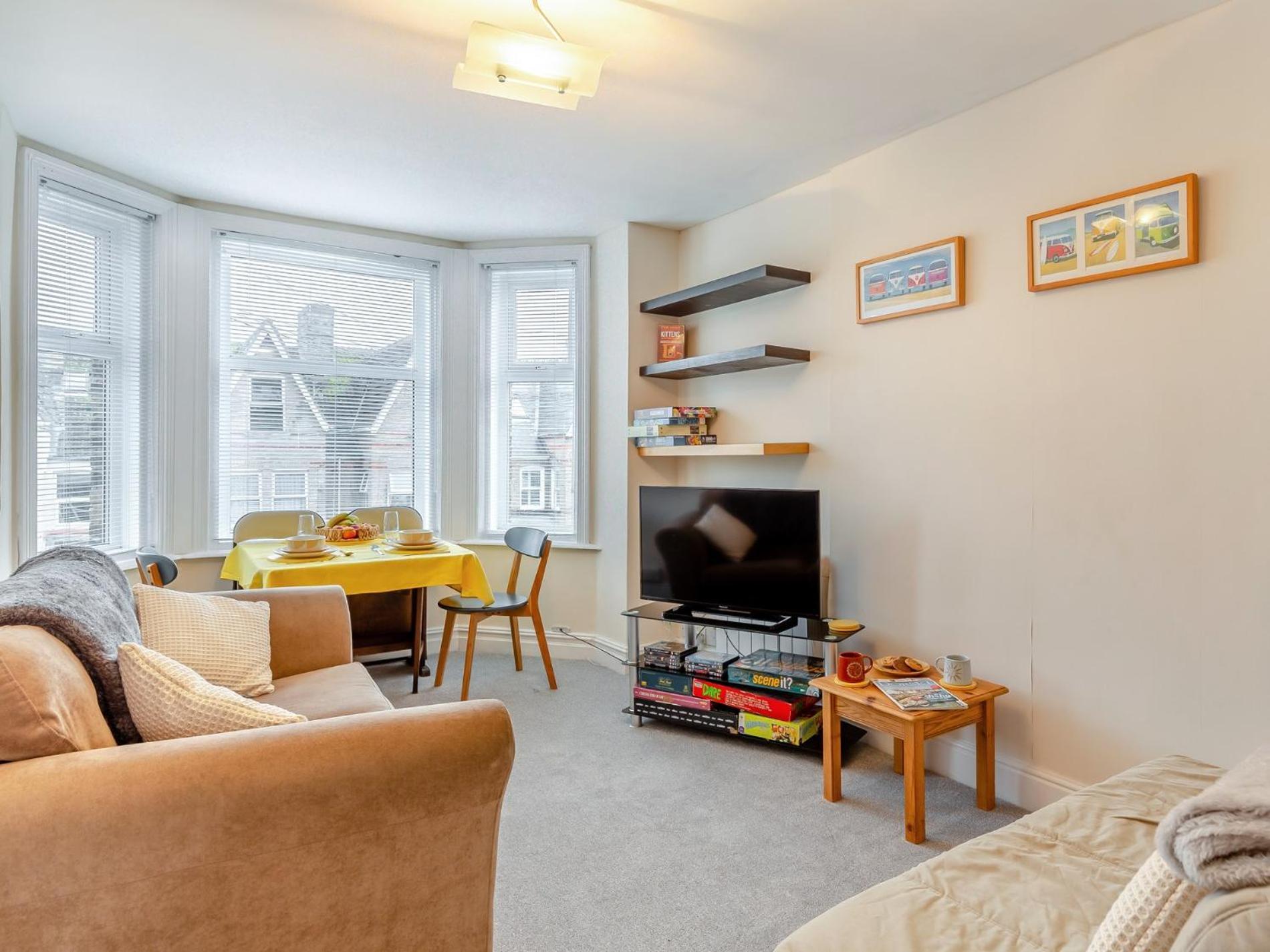 2 Bed In 93560